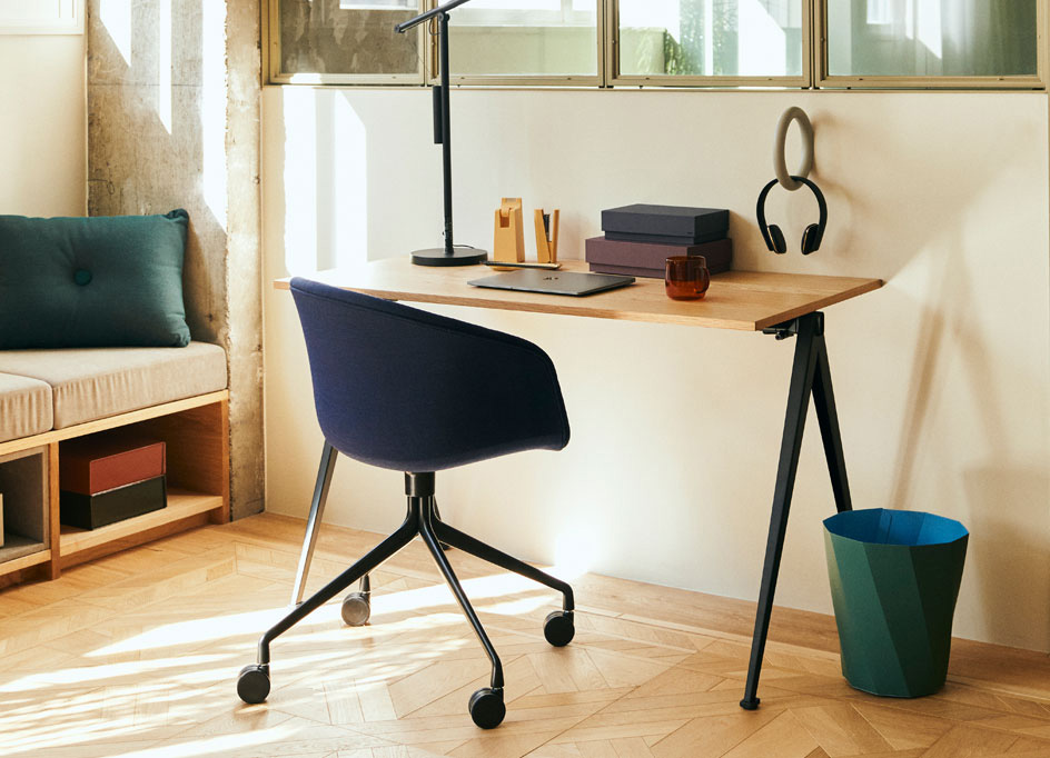 PYRAMID DESK INTERIOR