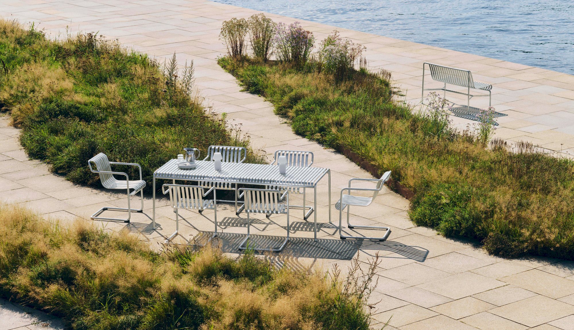 Palissade Cantilever Dining Armchair / Palissade Table / Apollo Portable