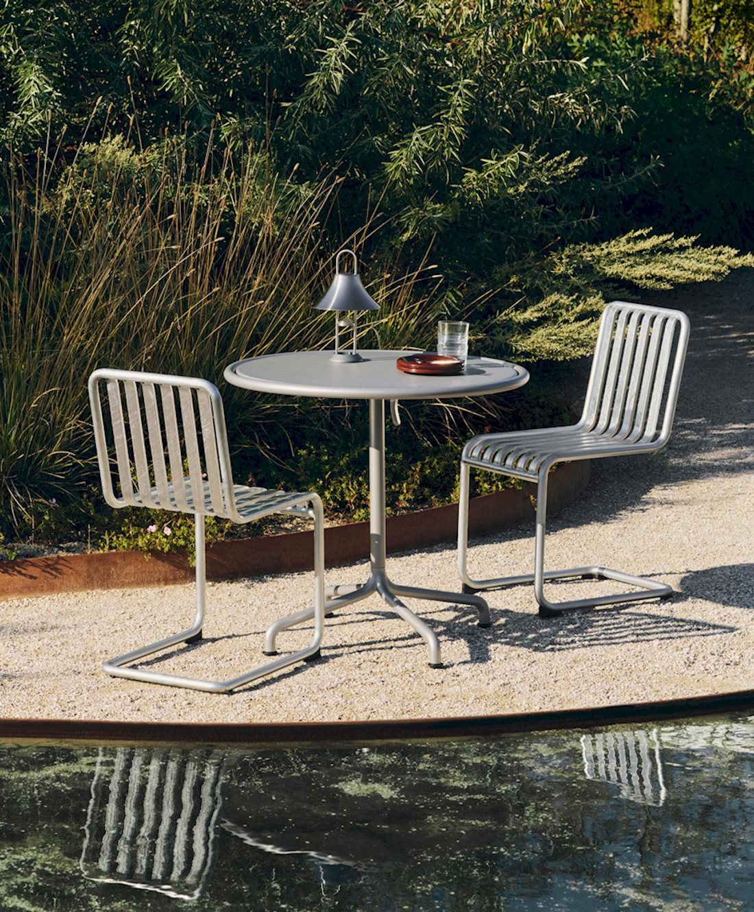 Palissade Cantilever Chair / Deville Table / Mousqueton Portable