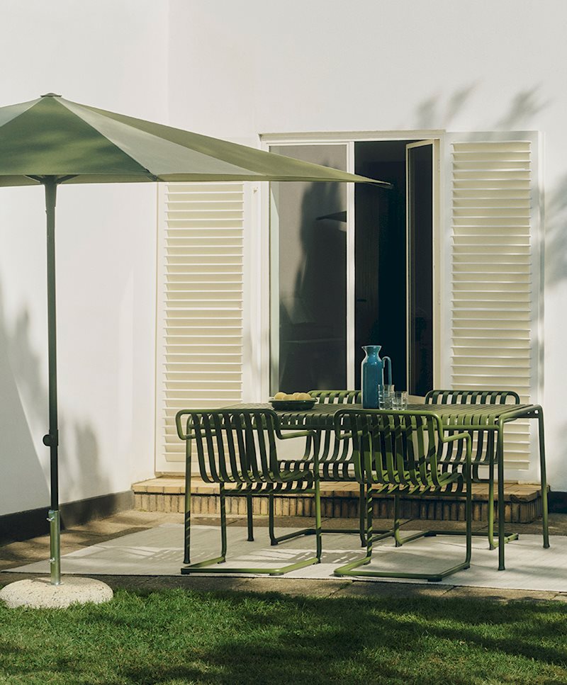 Palissade Cantilever Dining Armchair / Palissade Table / Terrazza Parasol 